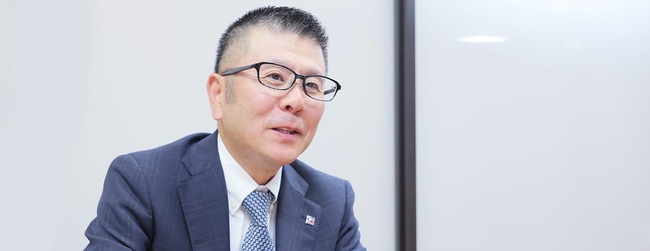 笑顔で株式会社日本リベストについて語る取締役社長の様子