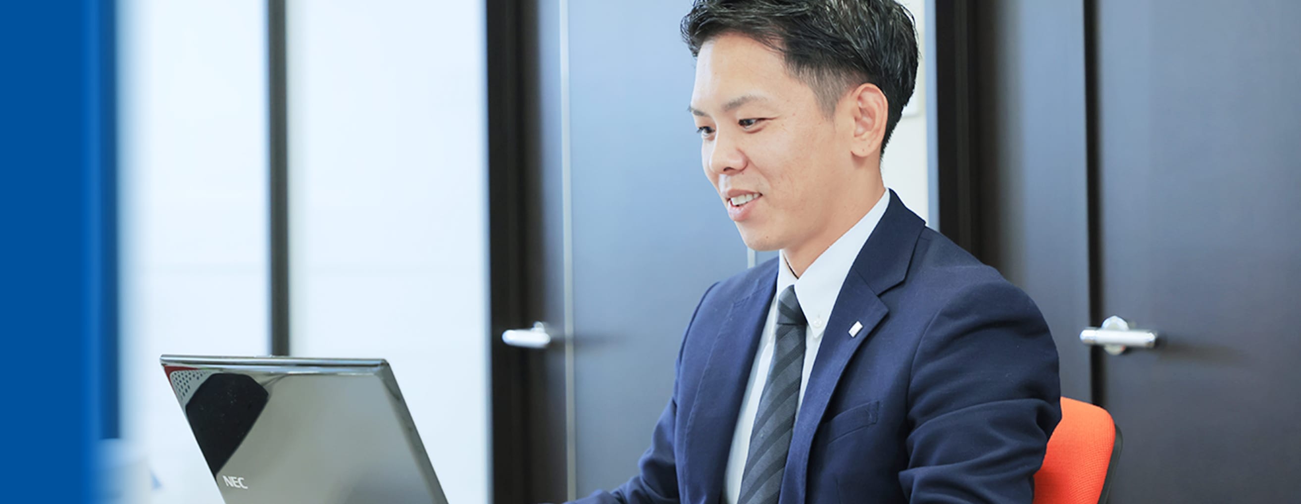 パソコンに向かい仕事をしている様子の男性社員