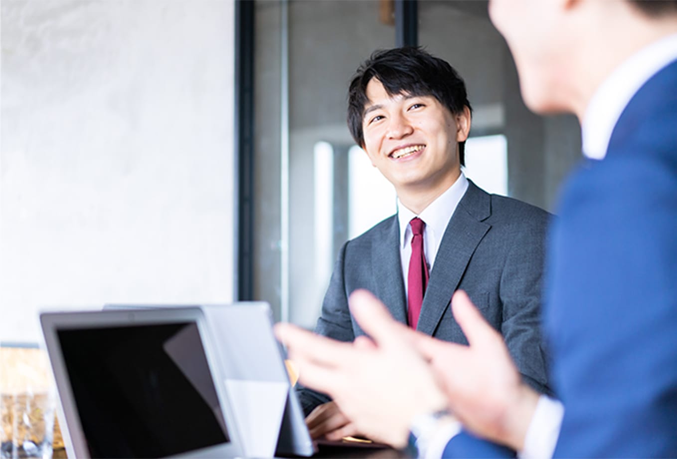 丁寧に売却査定を行っている様子。